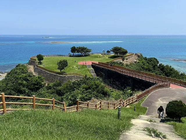 知念岬公園の遊歩道と青い海
