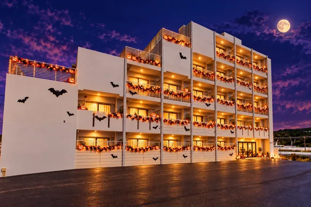 HOTEL KINJO 恩納万座ビーチ前 582 外観（ハロウィンイメージ）