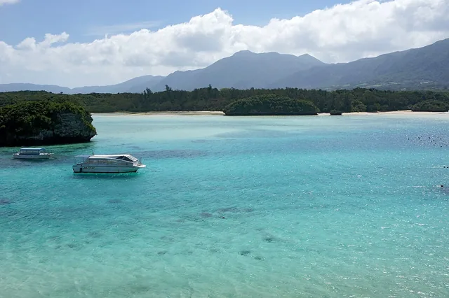 川平湾の透明な海とグラスボート