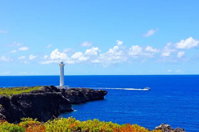 青い海と残波岬の白い灯台