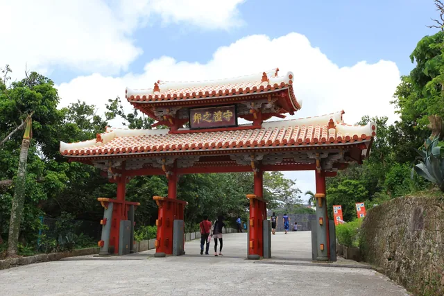青空を背景に立つ首里城公園の守礼門