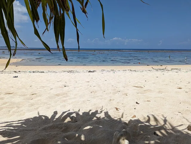 米原ビーチの白い砂浜と海
