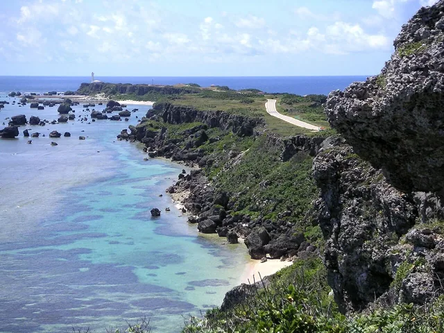 東平安名崎の青い海と灯台