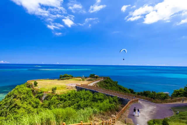 知念岬公園の遊歩道と鮮やかな青い海