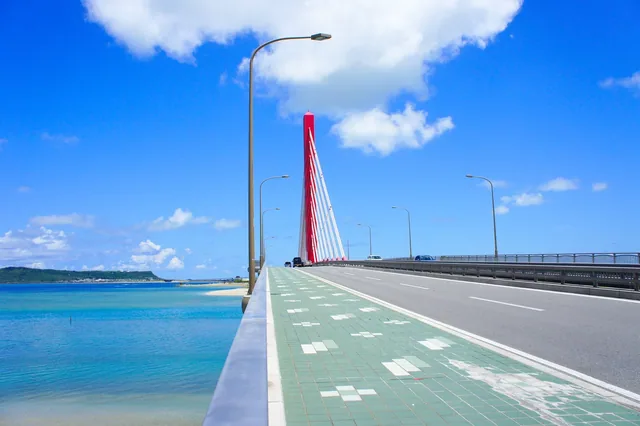 青い海と海中道路の赤い橋塔