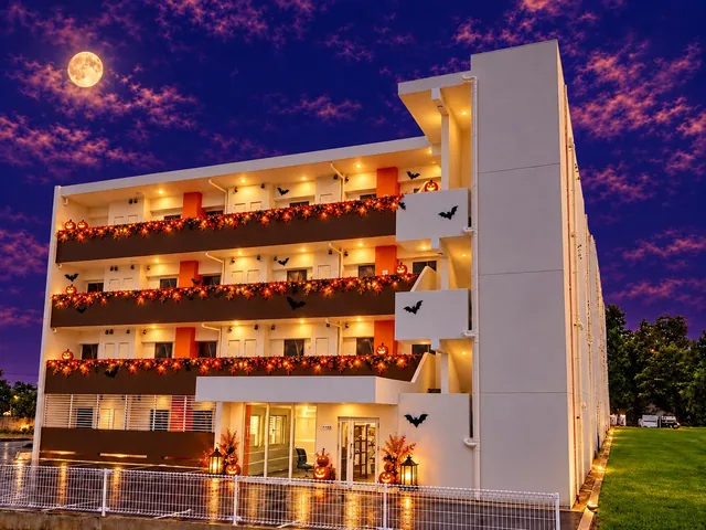 HOTEL KINJO 宮古島東仲宗根 478 エスポワール与那覇ビル 外観（ハロウィンイメージ）
