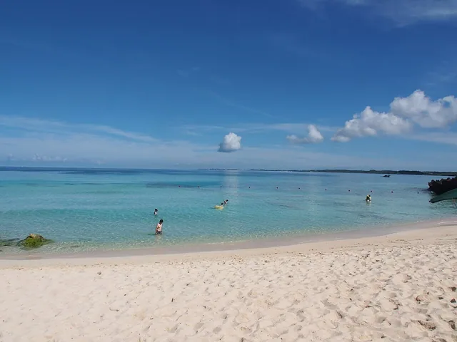 砂山ビーチの白い砂浜と青い海
