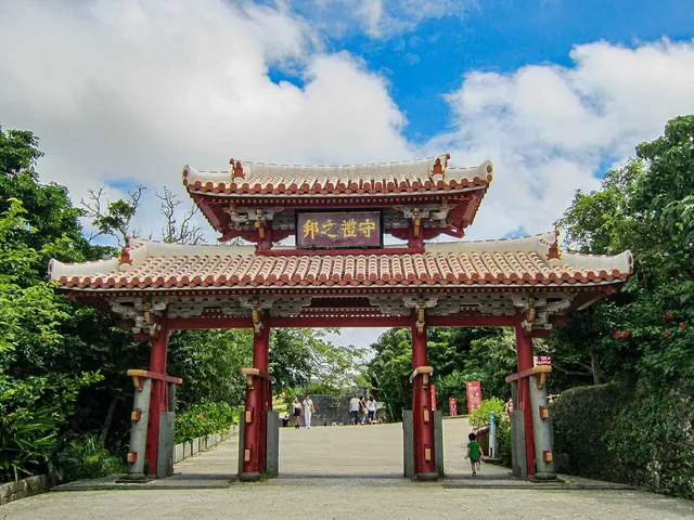 首里城公園の守礼門と青空