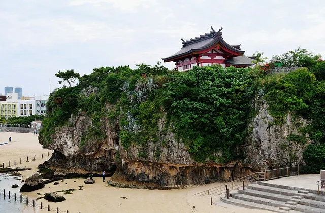 海沿いの崖の上に建つ波上宮