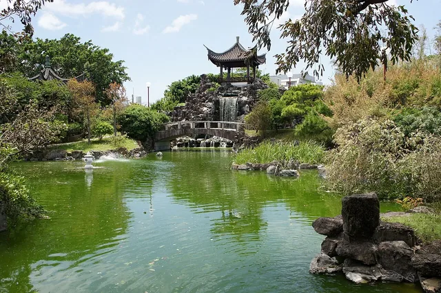 福州園の池と中国式の東屋