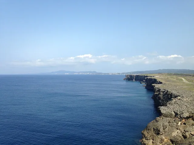 残波岬の断崖と青い東シナ海