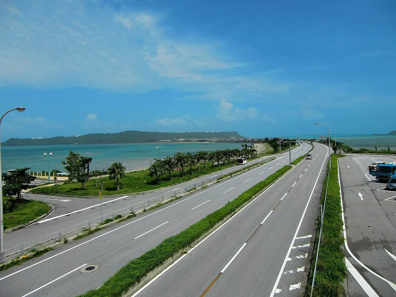 青い海に囲まれたうるま市の海中道路
