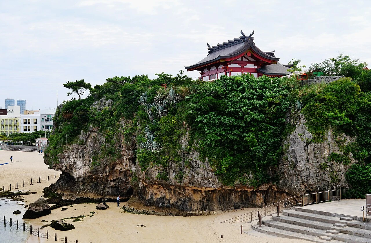 海沿いの崖の上に建つ波上宮